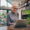 Woman at the laptop uses the calendar in onOffice enterprise
