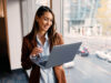 Business-Frau mit Laptop