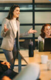 Frau in einem Meeting