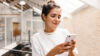Frau am Smartphone