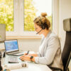 Frau die am Schreibtisch arbeitet