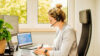 Frau die am Schreibtisch arbeitet